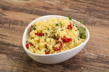 Vejetaryen yemeği - sebzeli kuskus ve maydanoz.