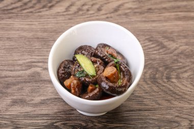 Baharatlı ve otlu terbiye edilmiş Shiitake mantarı.