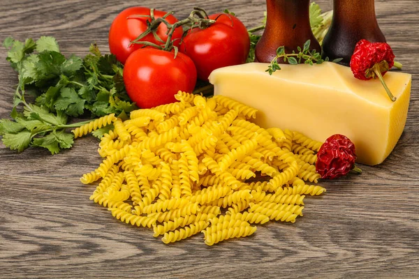 Rauwe Italiaanse Pasta Fusilli Voor Het Koken Met Groenten — Stockfoto