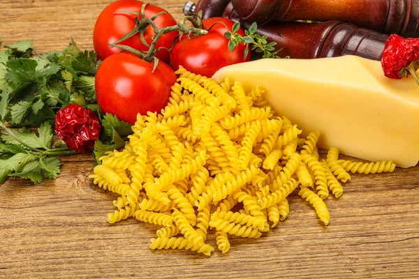 Pasta Cruda Italiana Fusilli Cucinare Con Verdure — Foto Stock