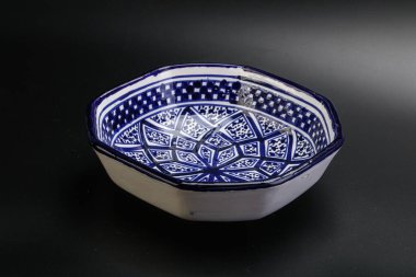 Mutfak için renkli boş kase izole