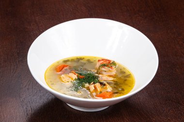 Somon, karides ve sebzeli balık çorbası.