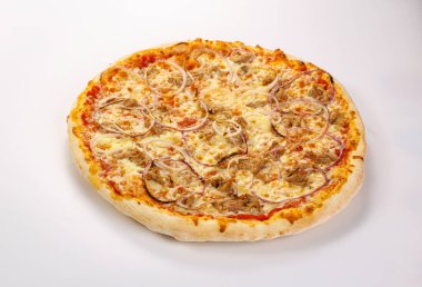 Etli, peynirli ve soğanlı pizza
