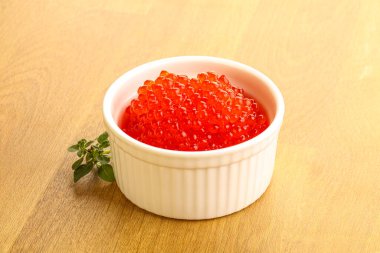 Rus kırmızı havyarı kasede.