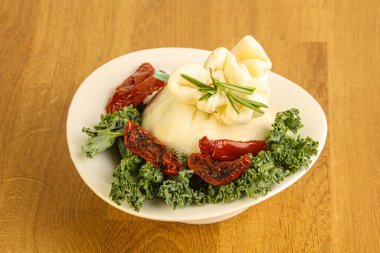 Kurutulmuş domatesli Burrata taze peyniri