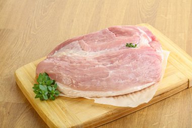 Pişirmek için çiğ domuz eti.