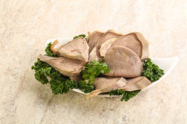 Dilimlenmiş domuz dili aperatifi. Fesleğen servis edildi.