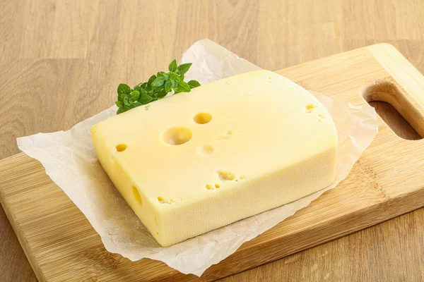 Maasdam Peynirli Tuğla Tahtada — Stok fotoğraf