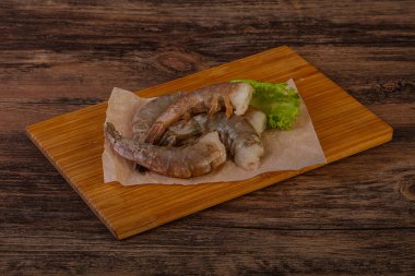 Çiğ kaplan karides yığını yemek için.