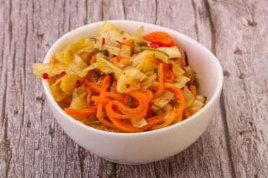 Havuçlu ve biberli baharatlı lahana turşusu.