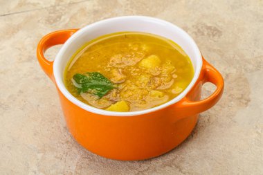 Füme et ve sebzeli bezelye çorbası.