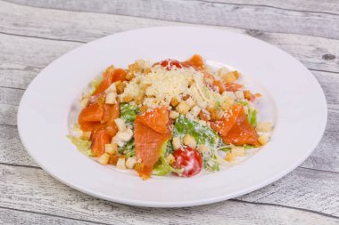 Somon ve parmesan peynirli Sezar salatası.