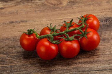 Taze olgun domates dalıyla izole edilmiş.