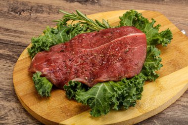 Baharatlı ızgara için çiğ biftek.