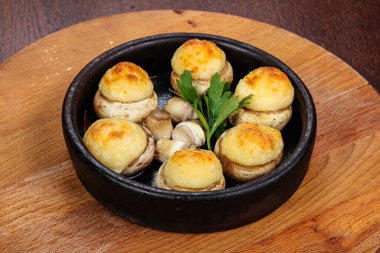 Maydanoz servis edilen peynirli fırında şampiyon.