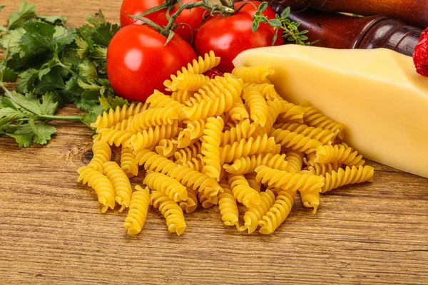 Pâtes Italiennes Girandole Crue Pour Cuisson Des Légumes Servis — Photo