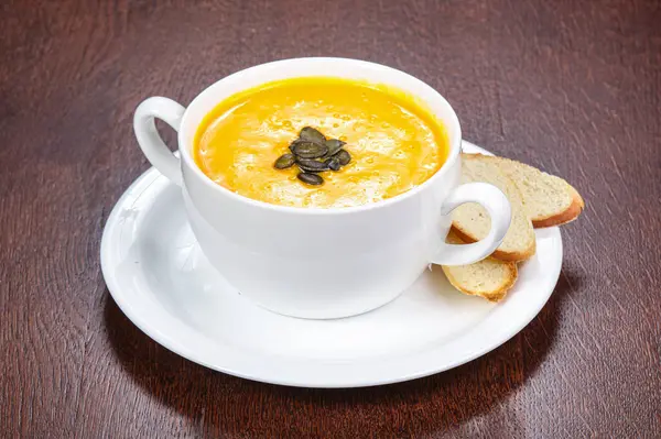 Sopa Abóbora Saborosa Com Sementes Pão Servido — Fotografia de Stock