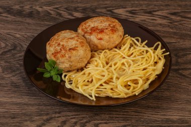 Peynirli spagetti ve ev yapımı tavuk pirzolası.