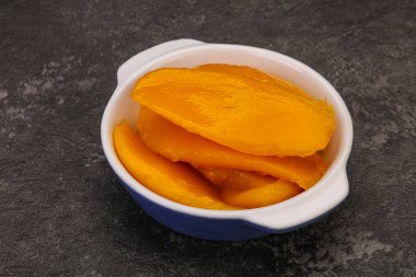 Şuruplu tatlı mango dilimleri.