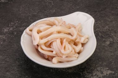 Lezzetli marine edilmiş mürekkep balığı kasede atıştırmalık parçalar.