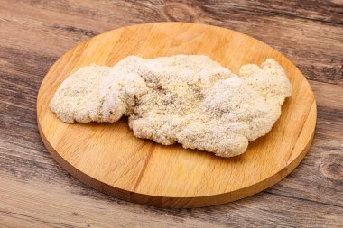 Kızartma için çiğ domuz eti şnitzel.