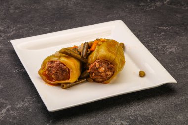 Doldurulmuş dolma dolma biber, et ve pilav.