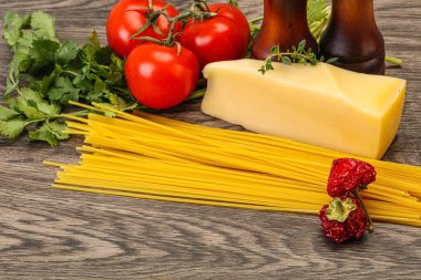 Çiğ İtalyan spagetti yığını, peynir ve sebzeli.