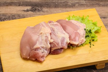 Pişirmek için çiğ tavuk kemiksiz ve derisiz bacak