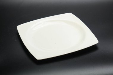 İzole edilmiş servis için beyaz boş tabak