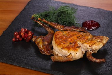 Kızılcık soslu ızgara tavuk dereotlu.