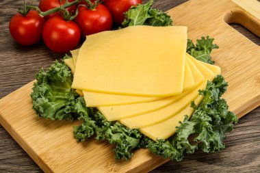 Dilimlenmiş Gauda peyniri.