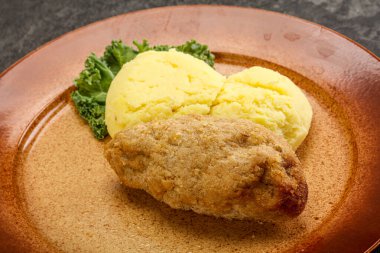 Patates püresiyle doğranmış etten çıtır tavuk pirzolası.