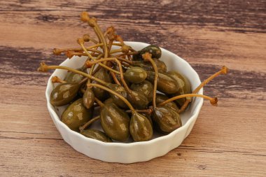 Lezzetli kapari meyveleri kasede 