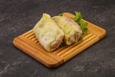 Ev yapımı çiğ lahana ve yemek pişirmek için et.