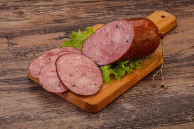 Baharatlı ve otlu füme jambon.