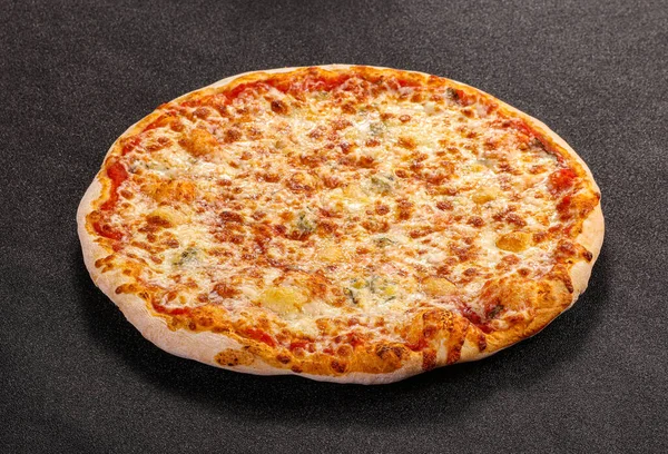 Italiaanse Traditionele Pizza Met Vier Kazen — Stockfoto