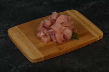 Pişirmek için çiğ tavuk göğsü.