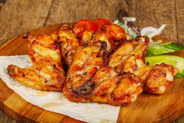 Izgara tavuk kanadı. Barbekü sebze.