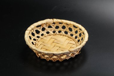 Siyah arkaplanda servis yapmak için doğal hasır masa takımı