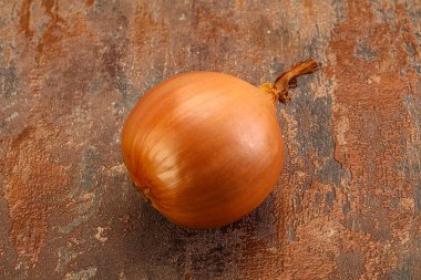 Sarı olgun doğal organik soğan yalıtılmış.