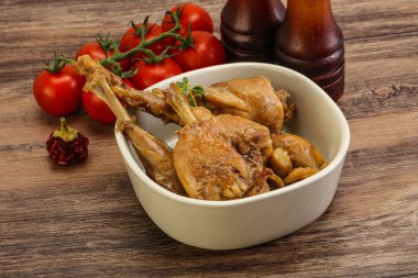 Tatlı ve baharatlı soslu tavşan yahnisi.