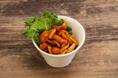 Terbiye edilmiş mantar. Kasede küçük bal aromalı.