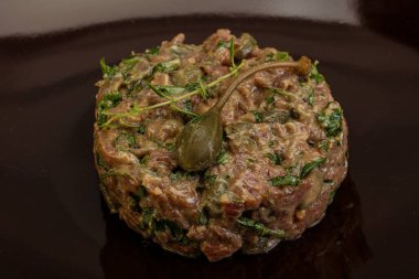 Kaparili çiğ tartar atıştırmalığı.