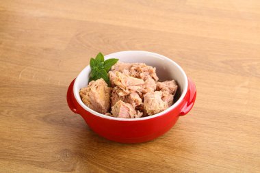 Kavanozda yağlı konserve ton balığı.