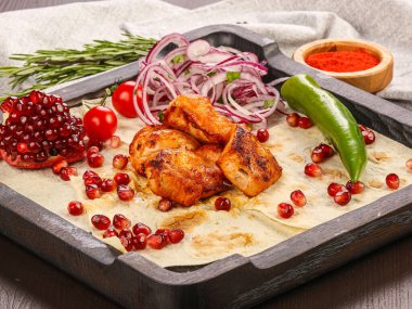 Tavuk şiş kebap ızgara et soğan halkaları servis edildi.