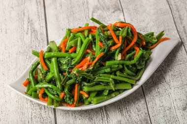 Kore havucu ve bitkilerle turşulu eğreltiotu salatası.