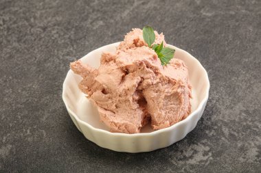 Karaciğer ezmesi kasede fesleğen yaprağı servis edilir.