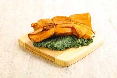 Tütsülenmiş kalamar aperatifi izole edilmiş.