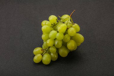 Tatlı ve lezzetli olgun yeşil üzüm 
