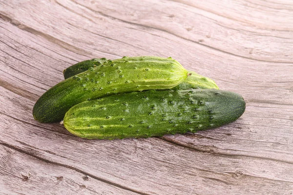 Fersh Sappige Groene Komkommers Hoop Geïsoleerd — Stockfoto